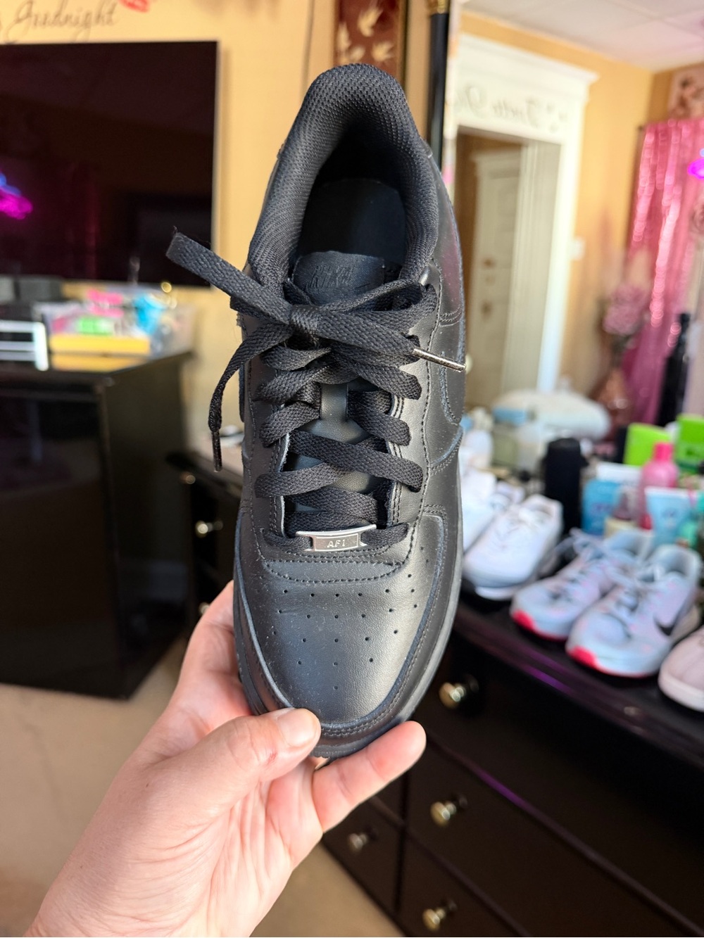 Men's Black Leather Low-Top Sneaker with Cushioned Sole - Picture 3 of 9